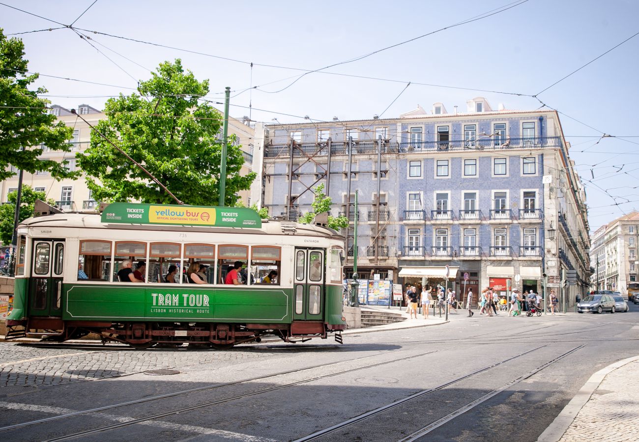 Grande praça em Lisboa com um típico eléctrico da capital portuguesa.